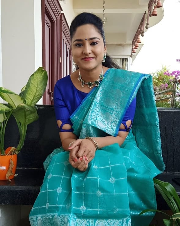 ZEE TELUGU TV ANCHOR KASI ANNAPURNA IN BLUE SAREE BLOUSE 13